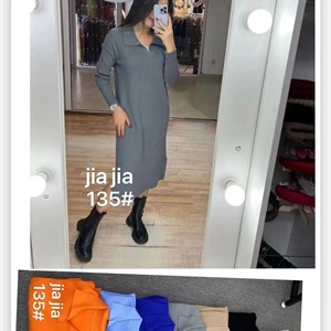 Трикотаж тоже в тренде Платье с модным Polo воротом