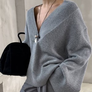 Женский вязаный джемпер oversize с V-образным вырезом — мягкая уютная вязка