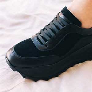 Стильные черные кроссы необходимы в гардеробе каждой