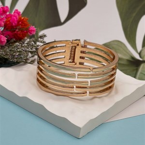 Массивные браслеты для стильного образа – Тренд 2023