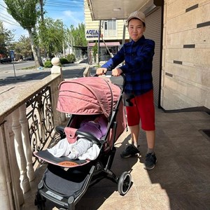 Милый мальчик выбрал коляску Dearest 819 для своей