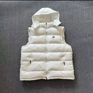Модная жилетка Moncler - стиль и комфорт для каждого!