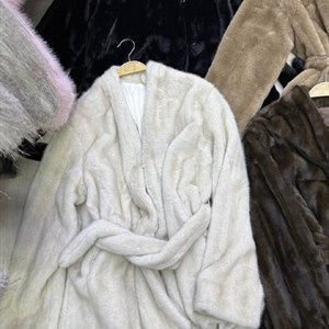 Эко-шубки женские из Китая — мягкие зимние модели, размеры M и L