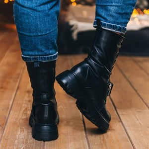 Крутые черные ботинки из новой коллекции Высокие ботинки