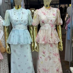 Летняя элегантная двойка: макси юбка с корсетной завязкой и воздушные рукава — нежный принт