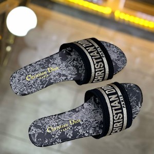 New шлепки В наличии   Качество люкс 1 1 Размеры 35