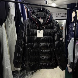 Глянцевая куртка Moncler - Модный выбор на осень и зиму