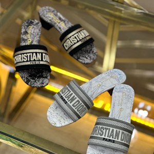 New шлепки В наличии   Качество люкс 1 1 Размеры 35