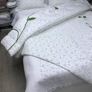 Покрывала Cozy со стёжкой выполнены из шелковой нити