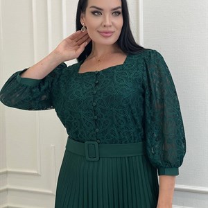  Сочетание гипюра и плиссе делают это платье поистине