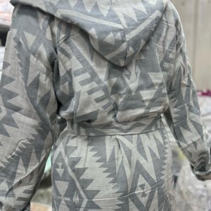 Вот так сидит халат Модель на фото носит 44 размер