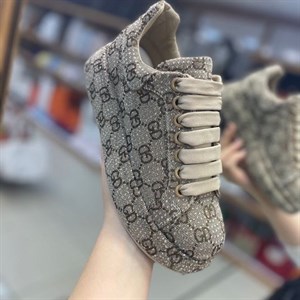 В НАЛИЧИИ ДЕВОЧКИ