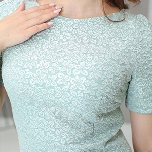 Нарядное платье ниже колена из жаккарда с цветочным