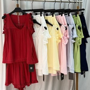 Женская одежда секонд-хенд у офлайн точек KAPSULA_BRAND — рынок Дордой