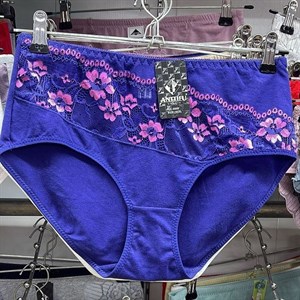 Кыргызстан Бишкек Рынок Кербен Дордой Нижнее белье