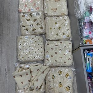 Муслиновый платочки с кнопкой превращается в слюнявчик