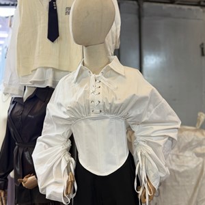Блузка-корсет на шнуровке с акцентной талией и объемными рукавами — размеры M, L
