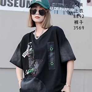 Модель 8892 3572 Костюм выходного дня Выполнен из