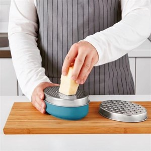 Терка с контейнером выполнена из высококачественной