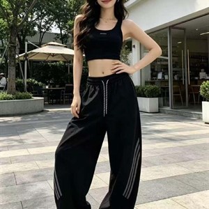 Трендовые baggy wide-leg брюки oversize — комфортный street style на каждый день