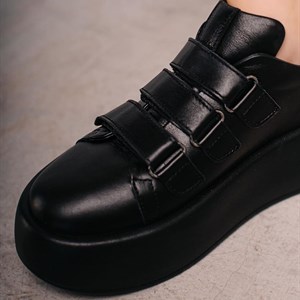 Кеды из новой коллекции просто чёрные без лишних