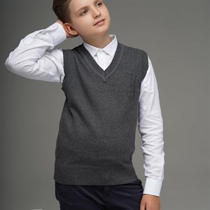 Удобный школьный жилет для мальчика может стать не