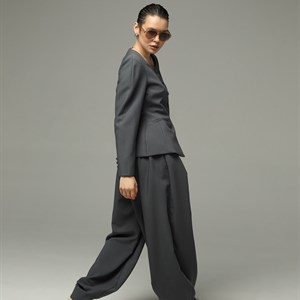 Женский костюм жакет и брюки baggy из новой коллекции осень 2026–2027 — круглая горловина и акцентные пуговицы