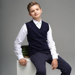 Удобный школьный жилет для мальчика может стать не