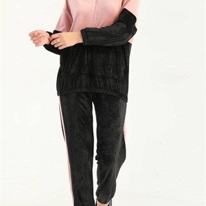 Велюровый костюм У модельки есть цвет Хаки В наличии