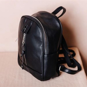 Мягкий рюкзачок среднего размера без лишних деталей