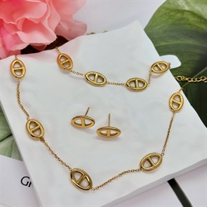 Собрали для вас стильный комплект из стали Серьги