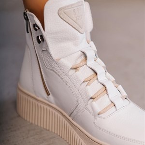 Модель из нового поступления Высокие кеды кожа деми