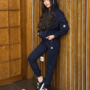 Женский спортивный костюм в стиле Moncler — оптом из Гуанчжоу