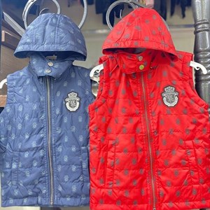 Безрукавки со съёмным капюшоном отличного качества