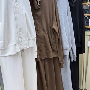 Женская одежда MaxMara из шикарной ткани — размер стандарт