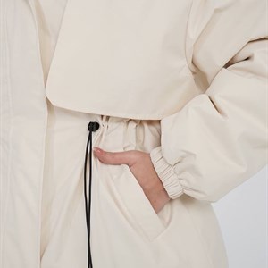 Посмотрите на эту идеальную модель куртки В этом сезоне