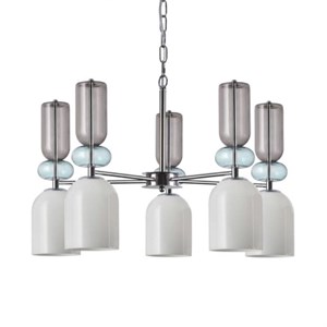 В наличии много разнообразных новых люстр