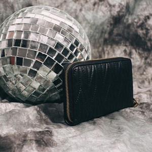 Кошелек необходимый аксессуар в женской сумке Он